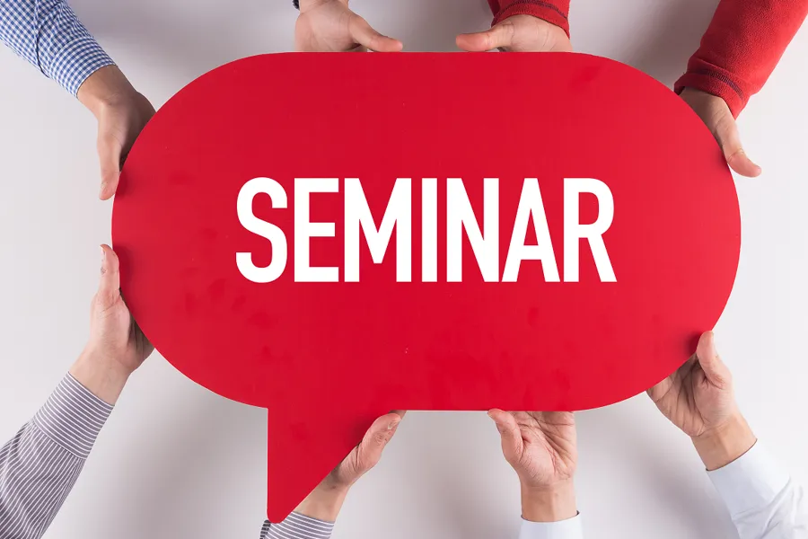 En gruppe mennesker som holder et rødt skilt