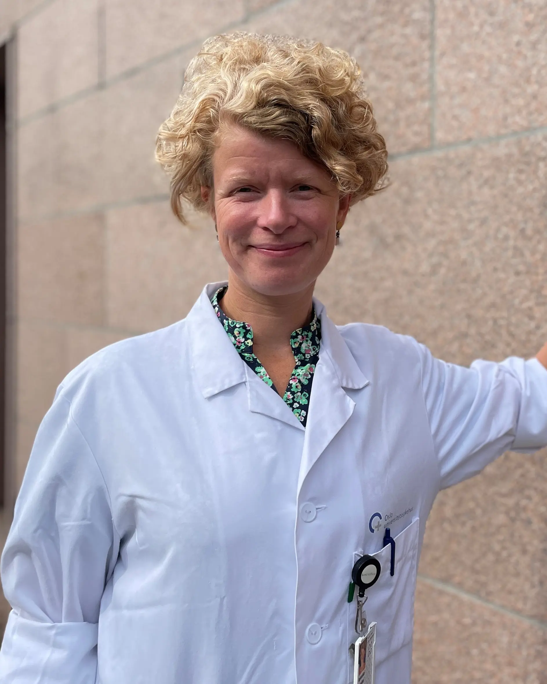 En person med krøllete hår