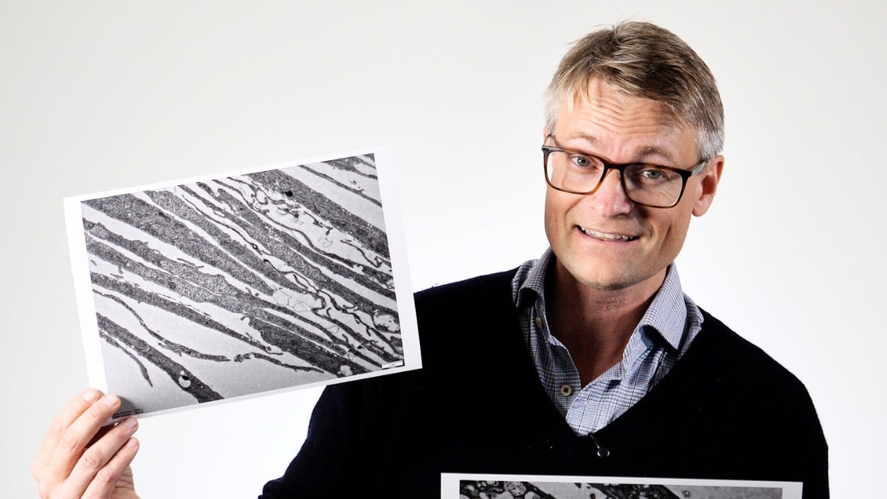 En mann som holder en tegning