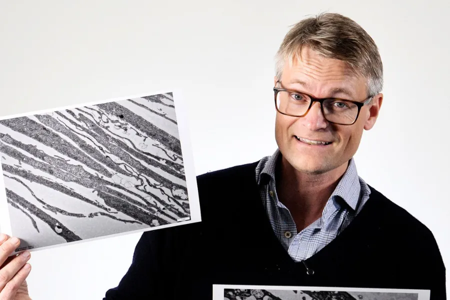 En mann som holder en tegning