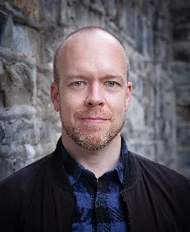 En mann i svart dress