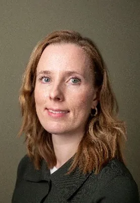 En kvinne med langt hår