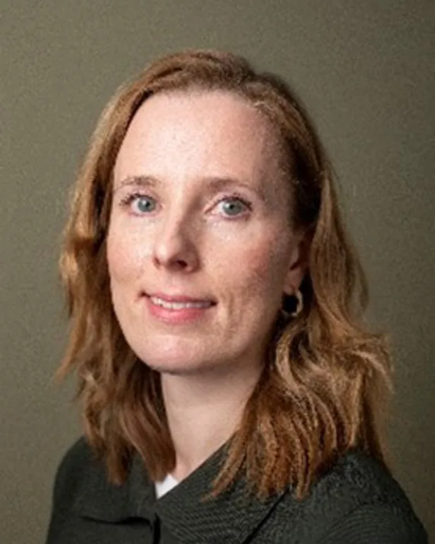 En kvinne med langt hår