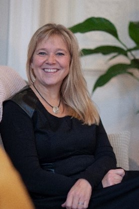 En kvinne som sitter i en sofa