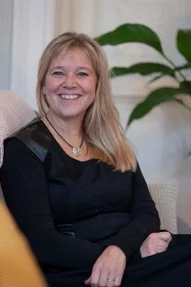 En kvinne som sitter i en sofa