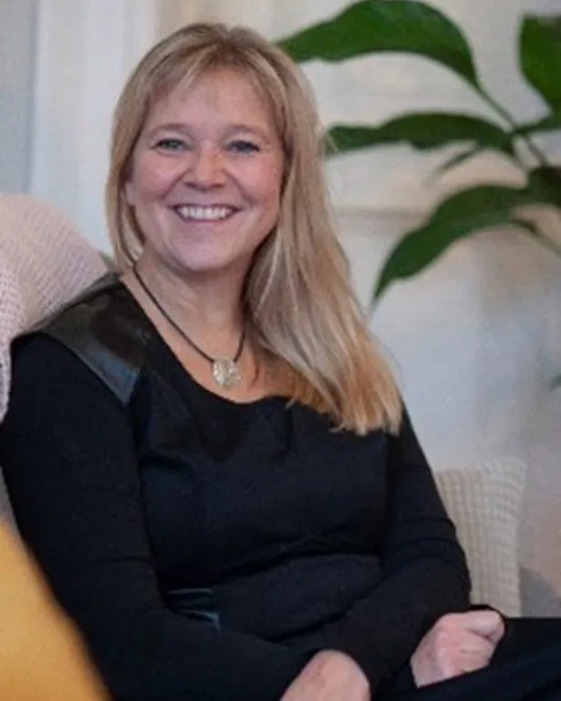 En kvinne som sitter i en sofa