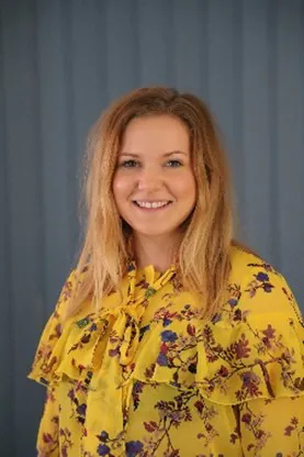 En person som smiler til kameraet