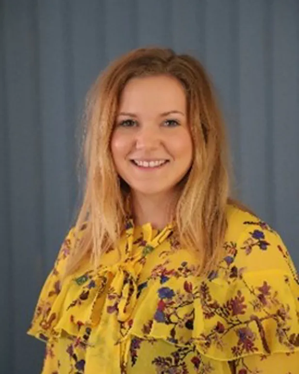 En person som smiler til kameraet