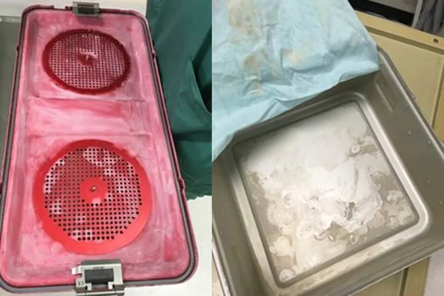 En rosa bil med et hvitt stoff på baksiden