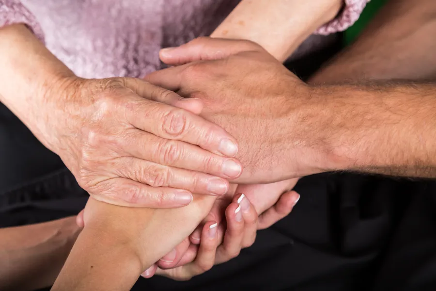 Pårørende holder hender