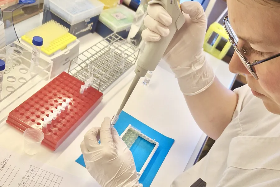 En person i laboratoriefrakk