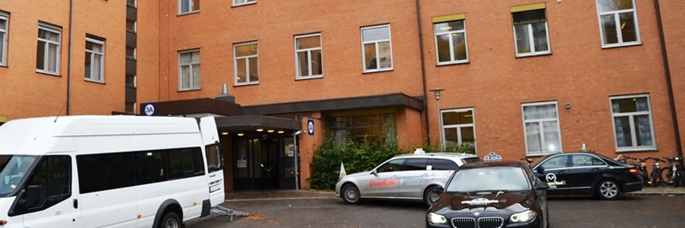 En bygning med biler parkert foran