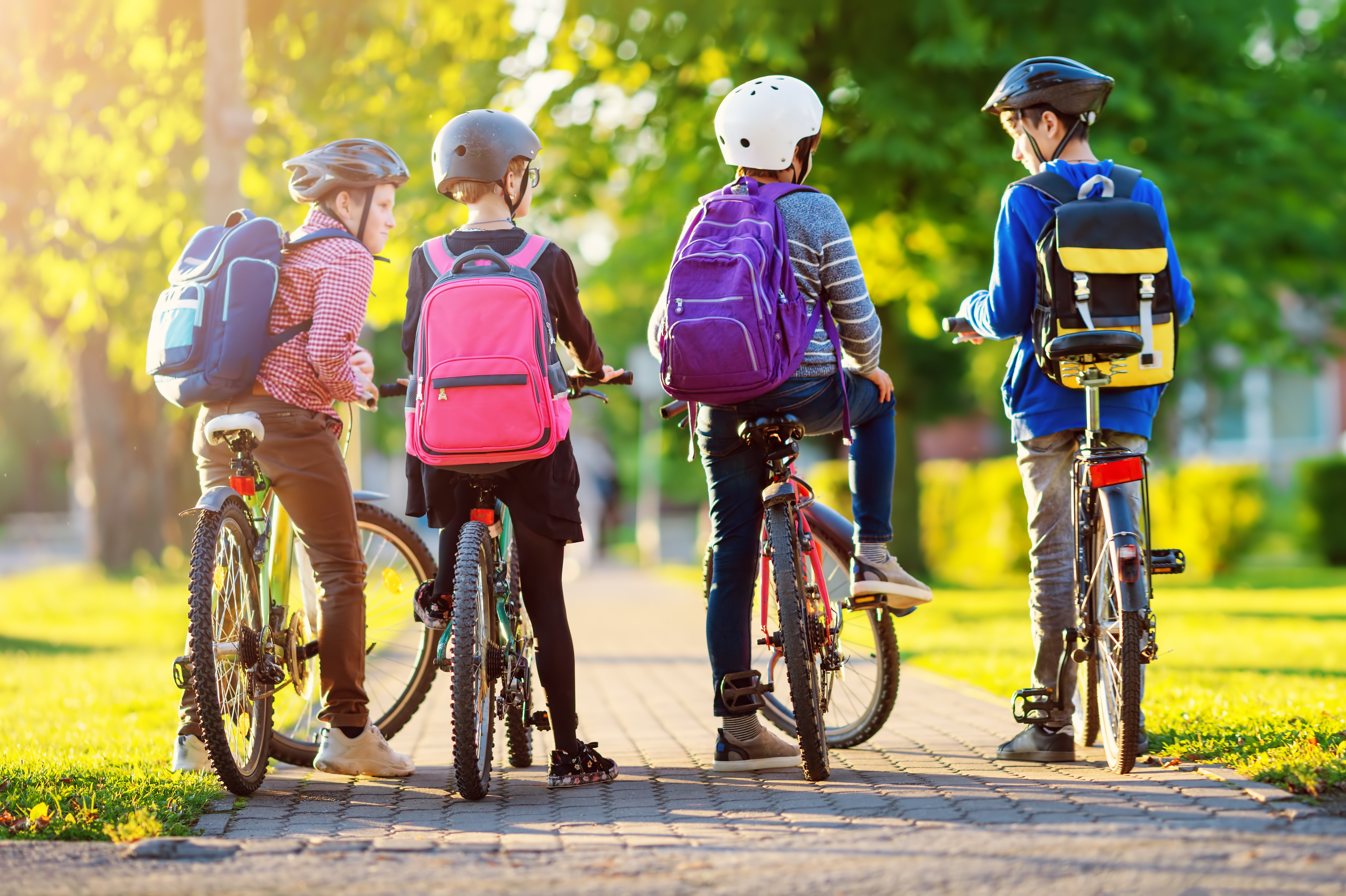 En gruppe barn på sykler