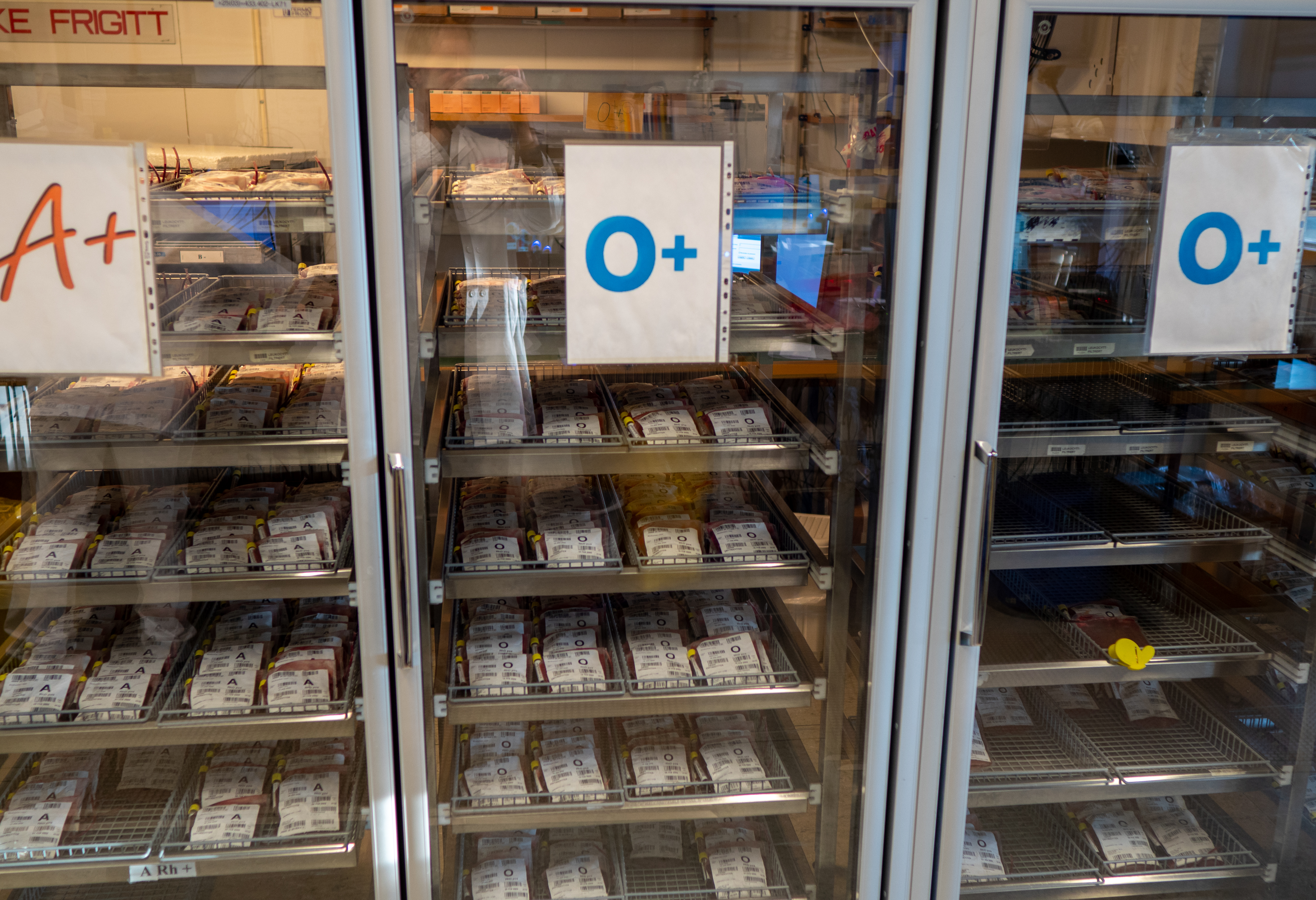 Blodlageret, kjøleskap med glassdører hvor blodposer oppbevares  Foto: Lars Petter Devik