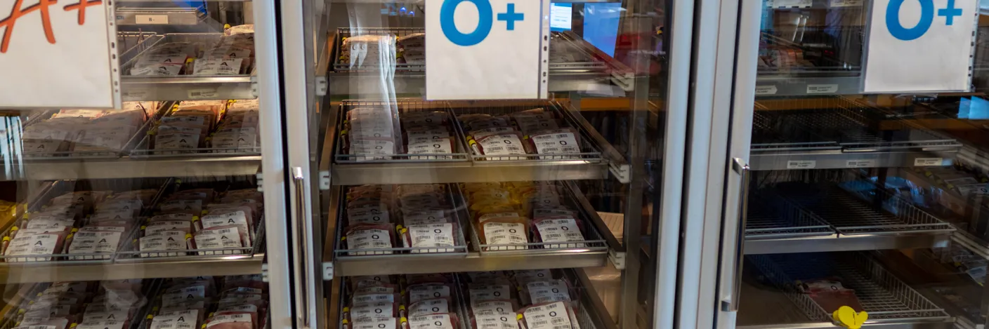 Blodlageret, kjøleskap med glassdører hvor blodposer oppbevares  Foto: Lars Petter Devik