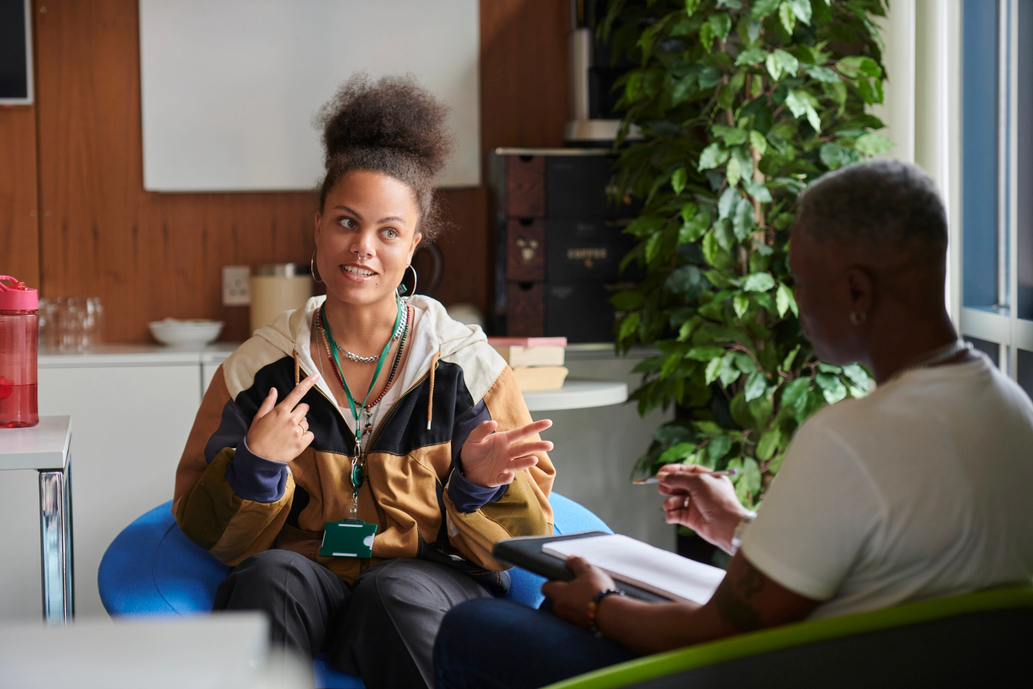 Kvinne i terapi med behandleren sin.