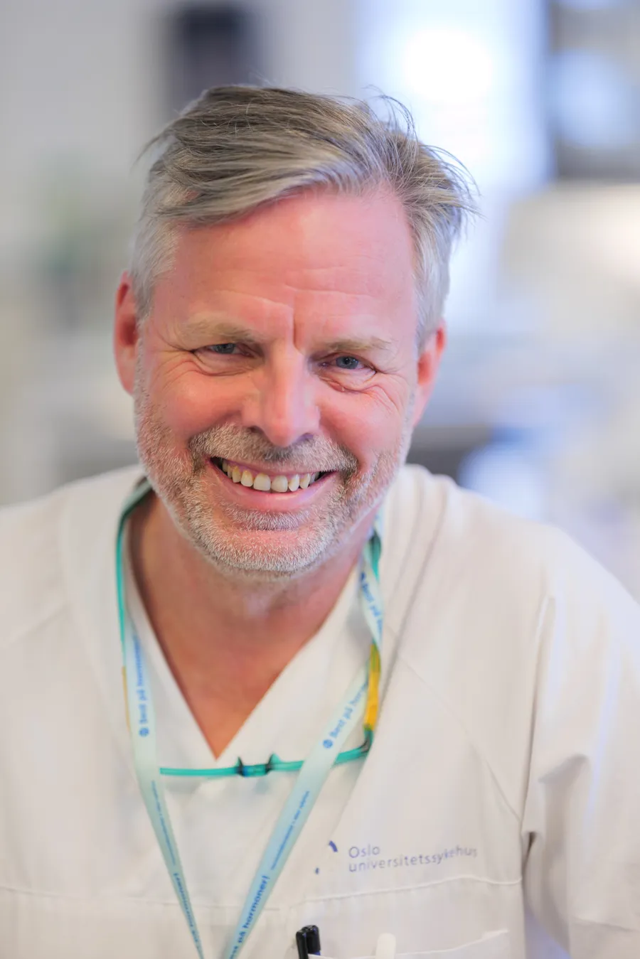 En lege iført hvit laboratoriefrakk