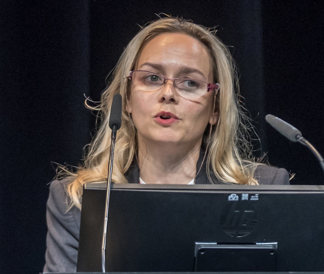 En kvinne som står bak en talerstol