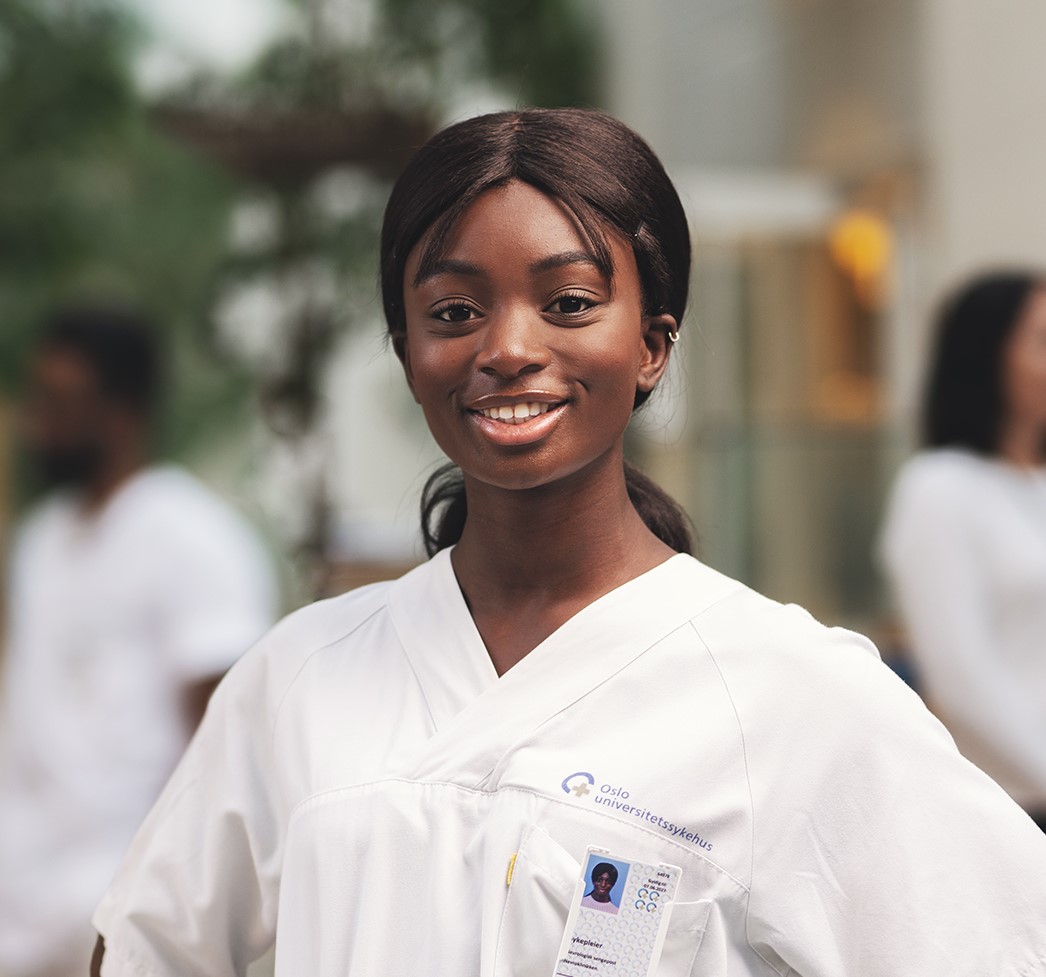 En person iført en hvit frakk