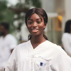 En person iført en hvit frakk