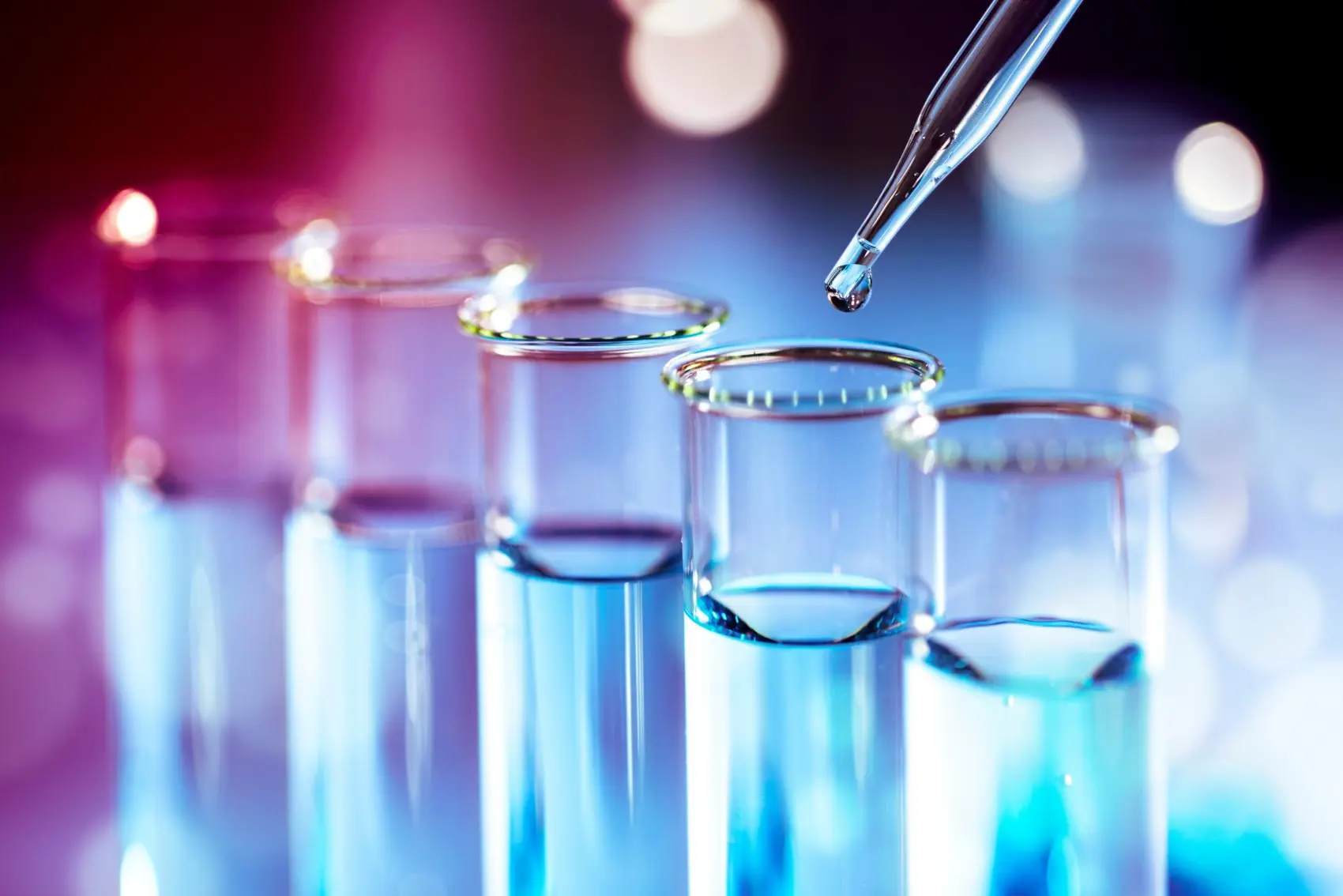 En gruppe beger med væske