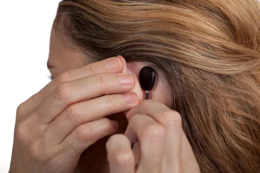 En kvinne setter på EEG-opptakeren