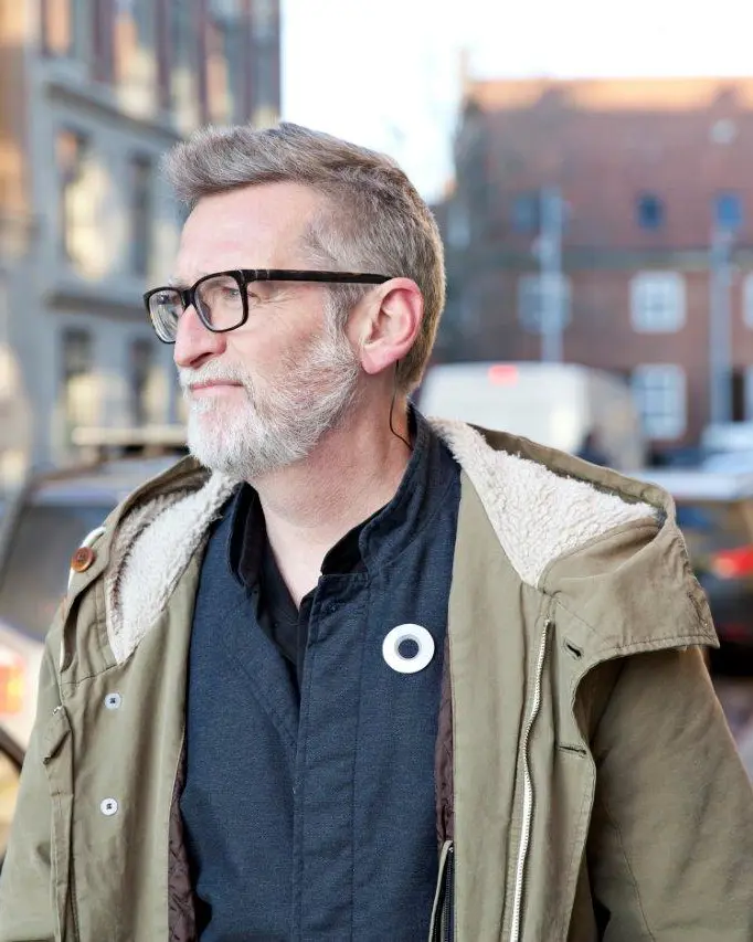 En mann på gaten med EEG-elektrode og opptaksutstyr