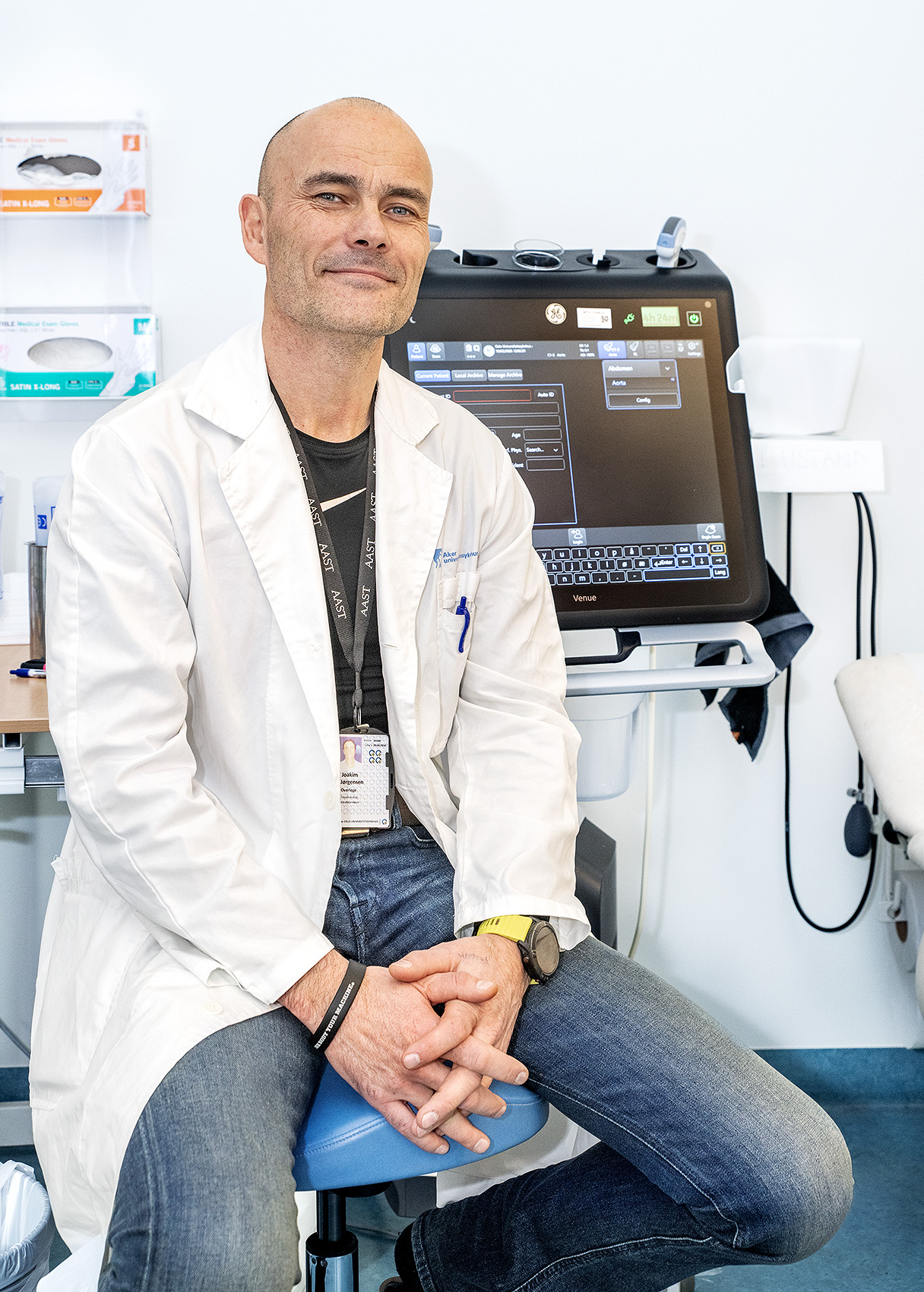 En mann som sitter i en stol