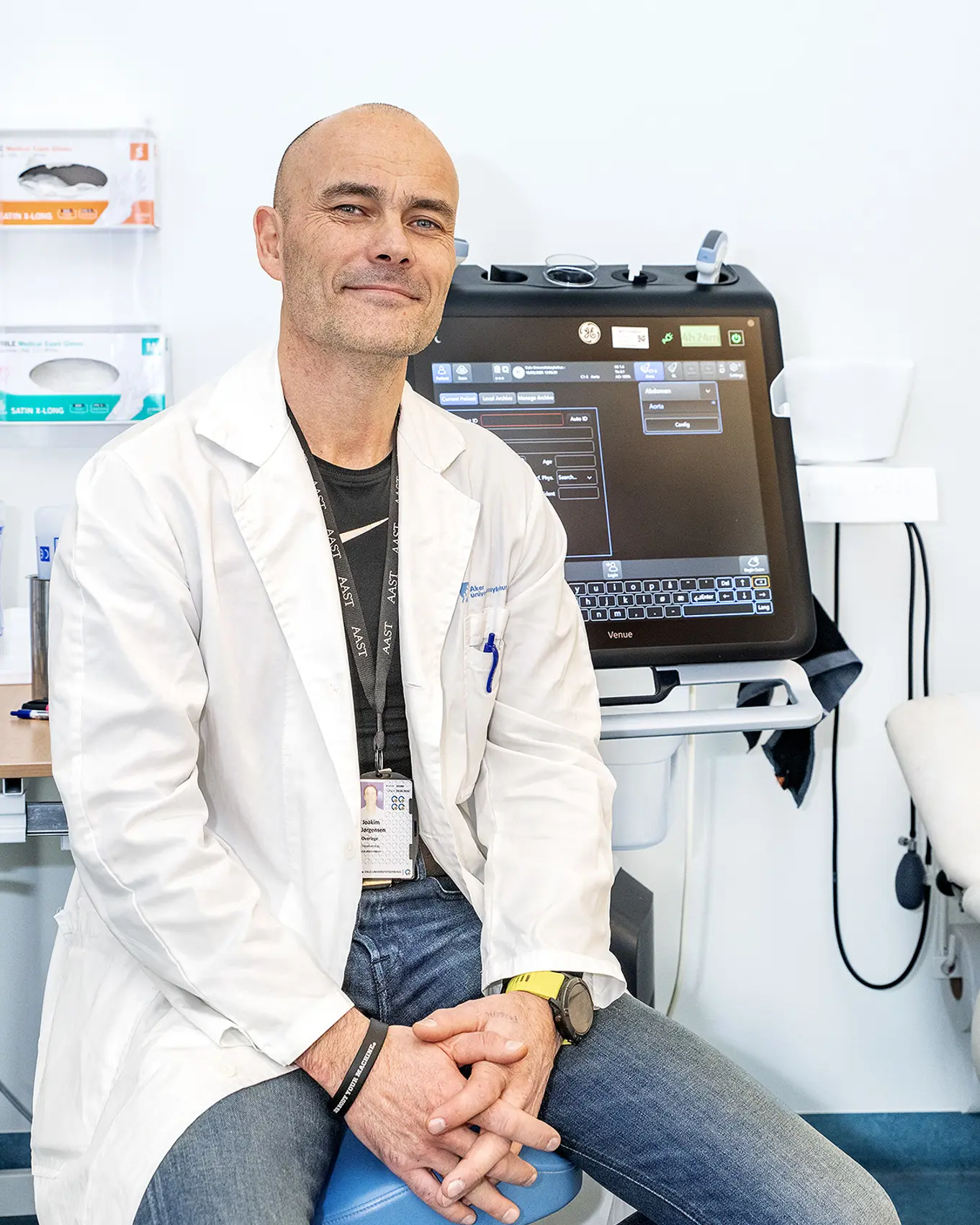 En mann som sitter i en stol