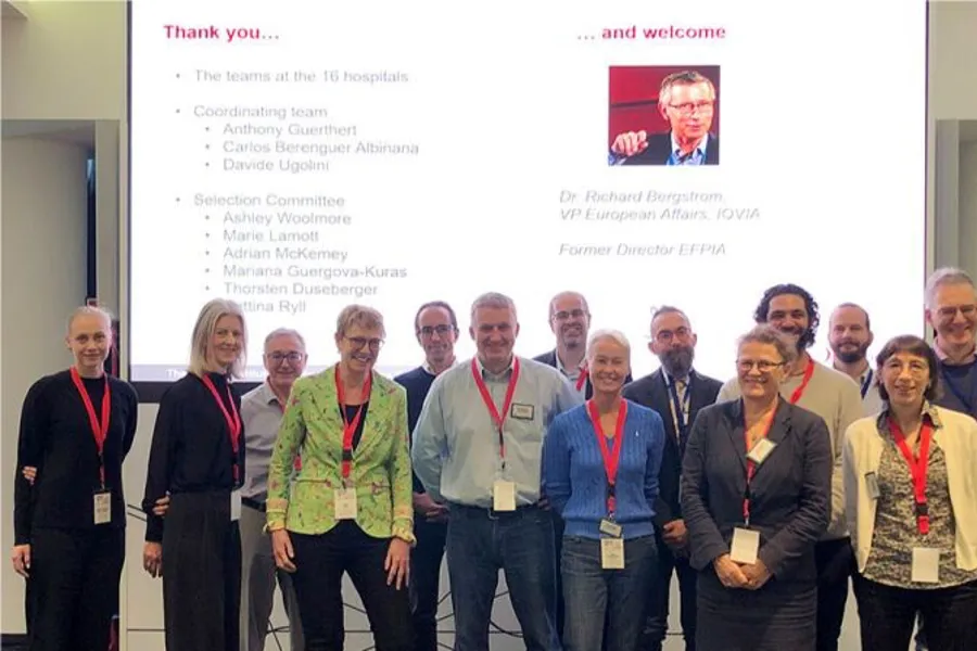 En gruppe mennesker som poserer for et bilde