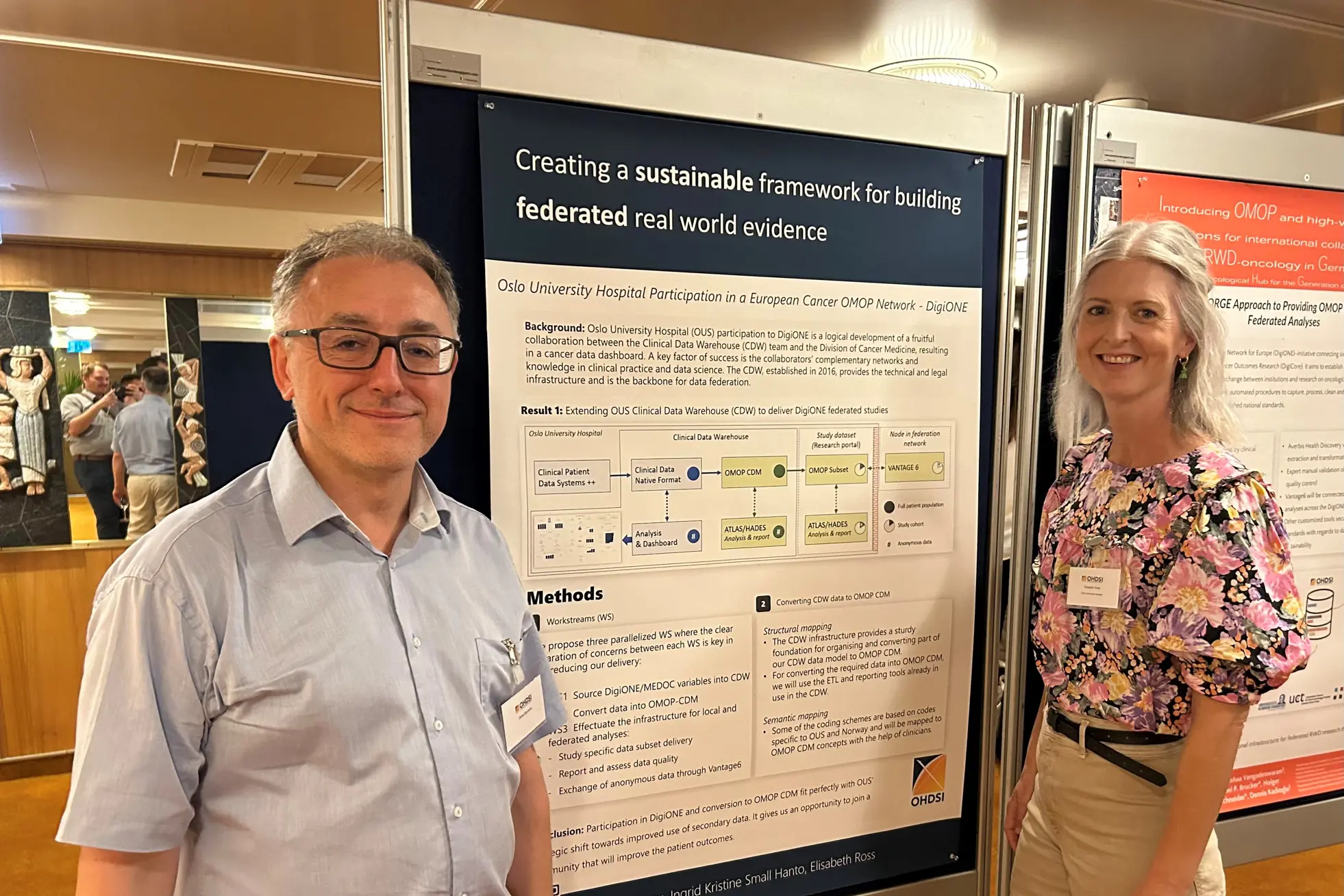 En mann og en kvinne som står ved siden av et skilt