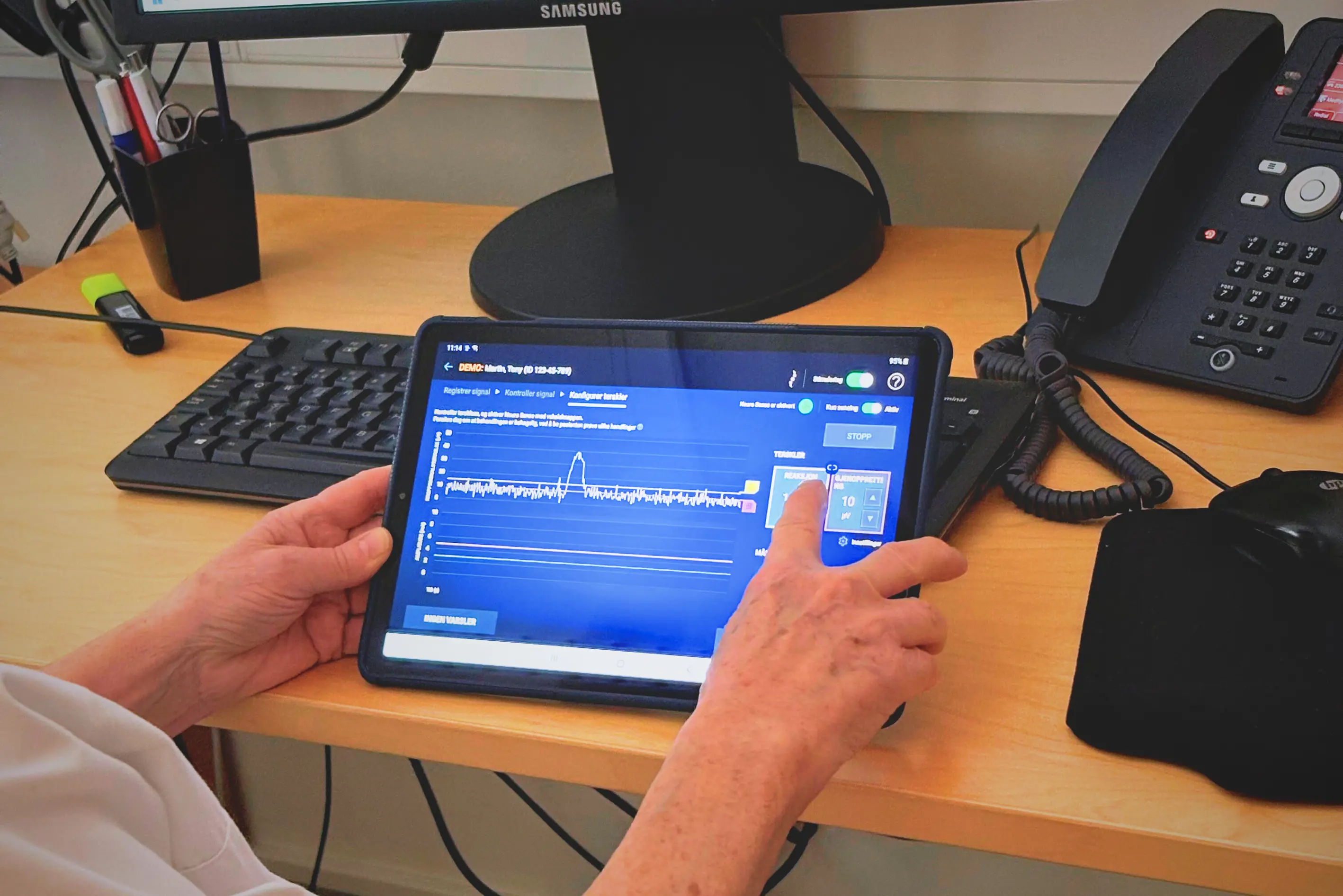 En person som holder en tavle