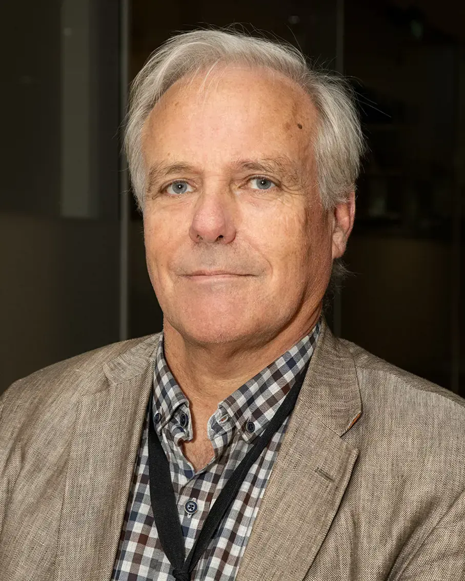 En mann med grått hår