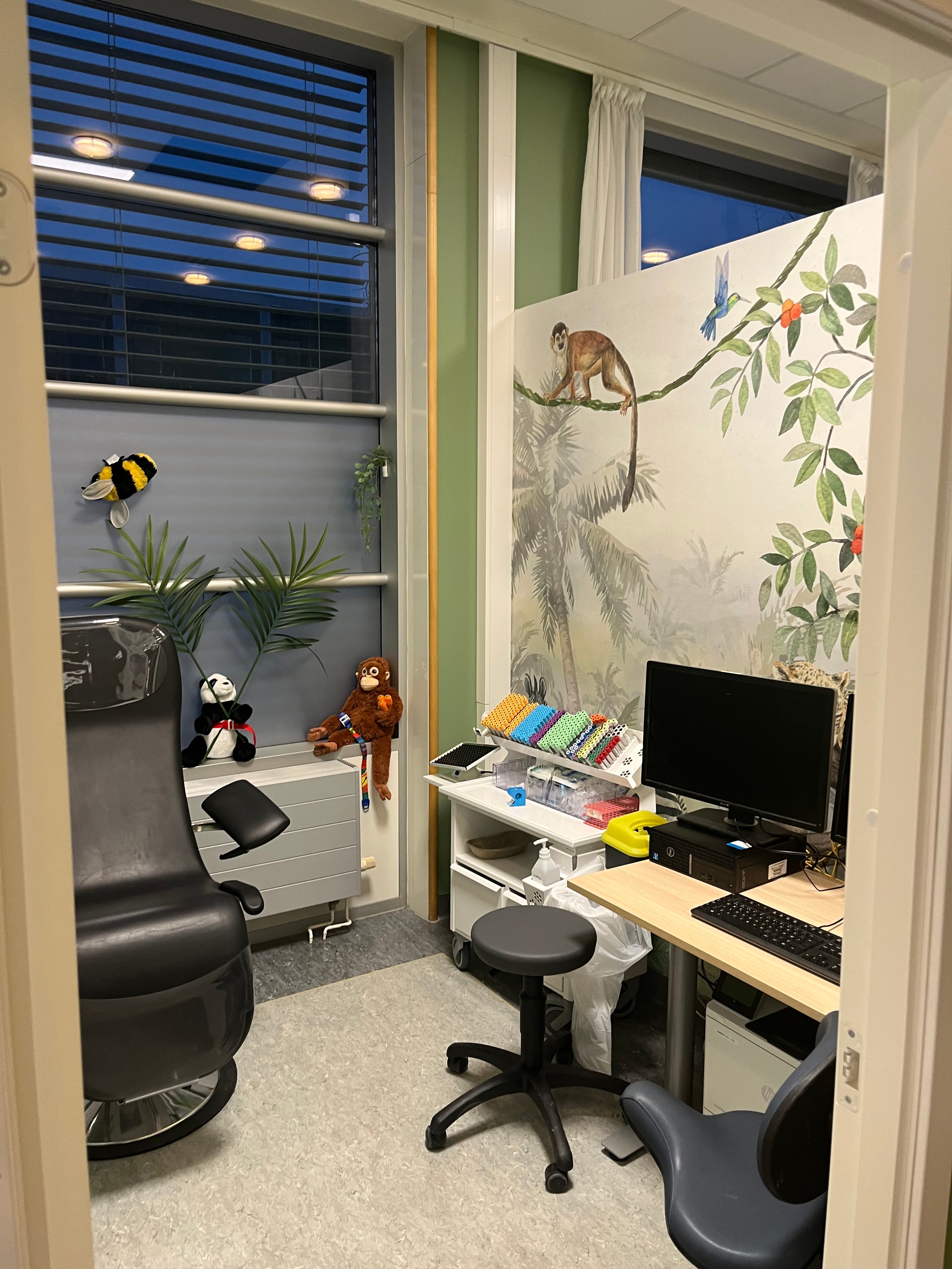 Et rom med skrivebord og datamaskin