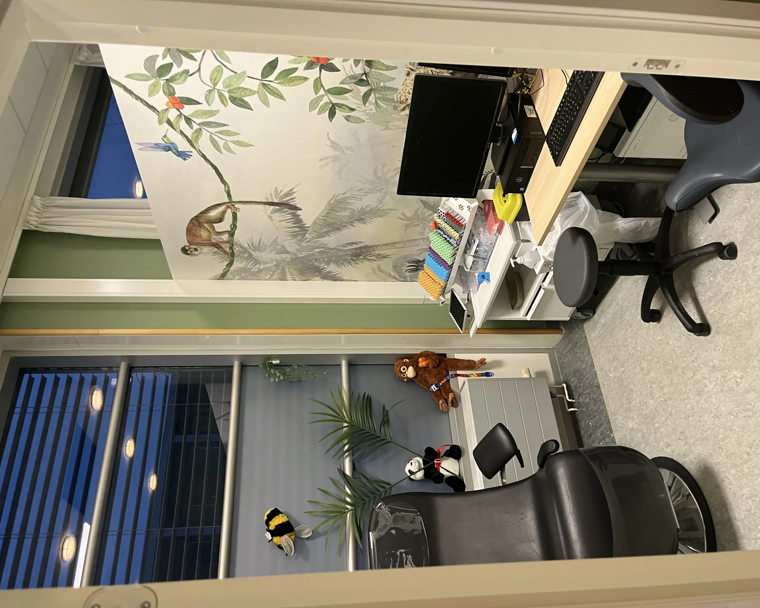 Et rom med skrivebord og datamaskin