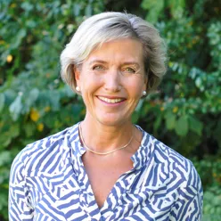 En person som smiler til kameraet