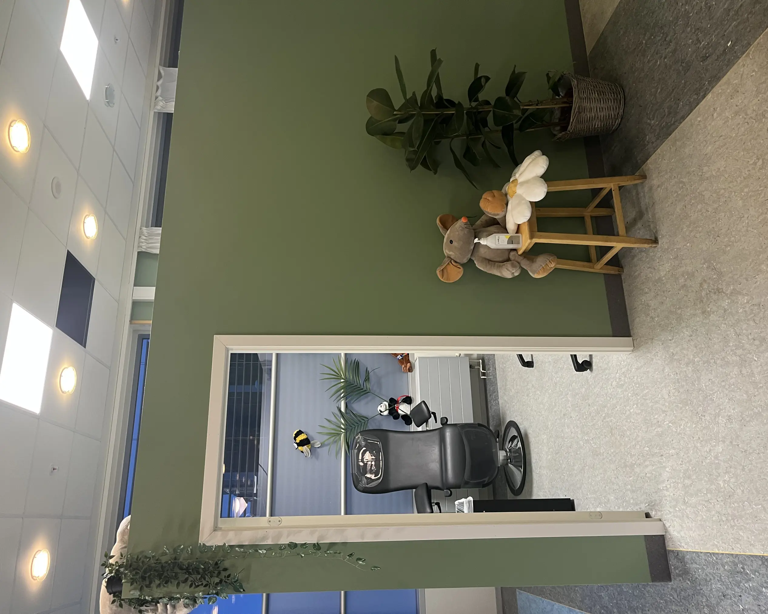 En teddybjørn som sitter på en stol