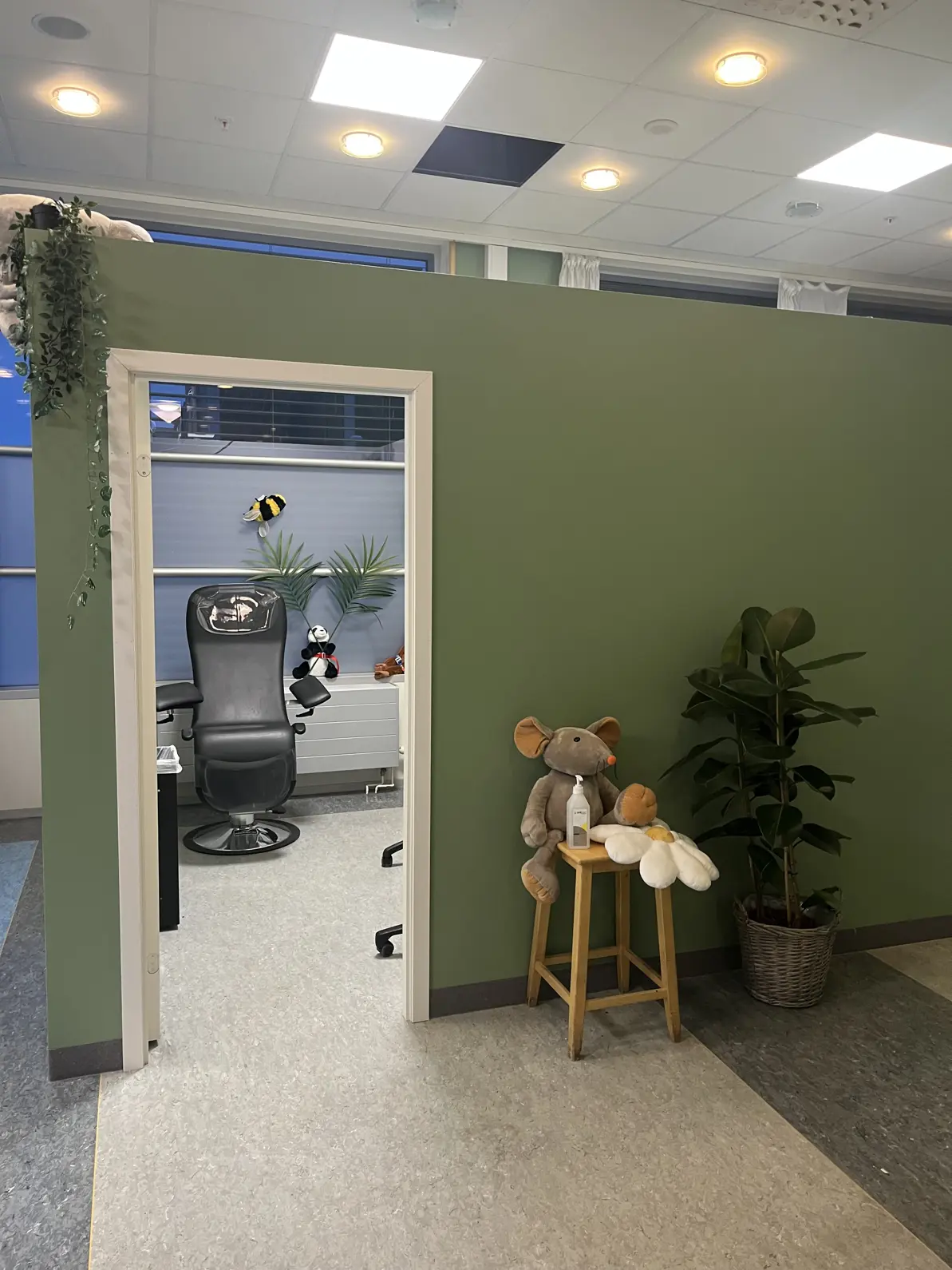 Maskotbamsen, Rasmus, sitter foran et prøvetakerom.