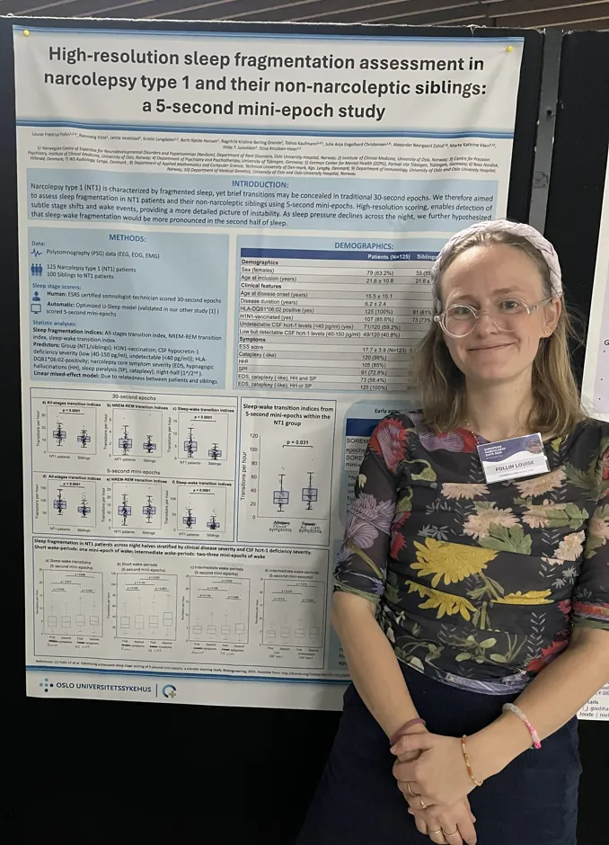 En person som står foran en plakat