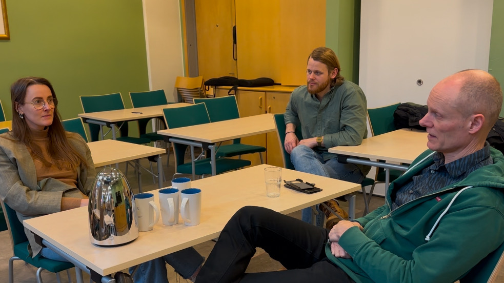 En gruppe mennesker som sitter ved et bord