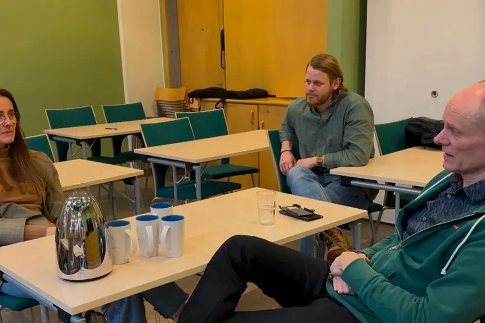 En gruppe mennesker som sitter ved et bord