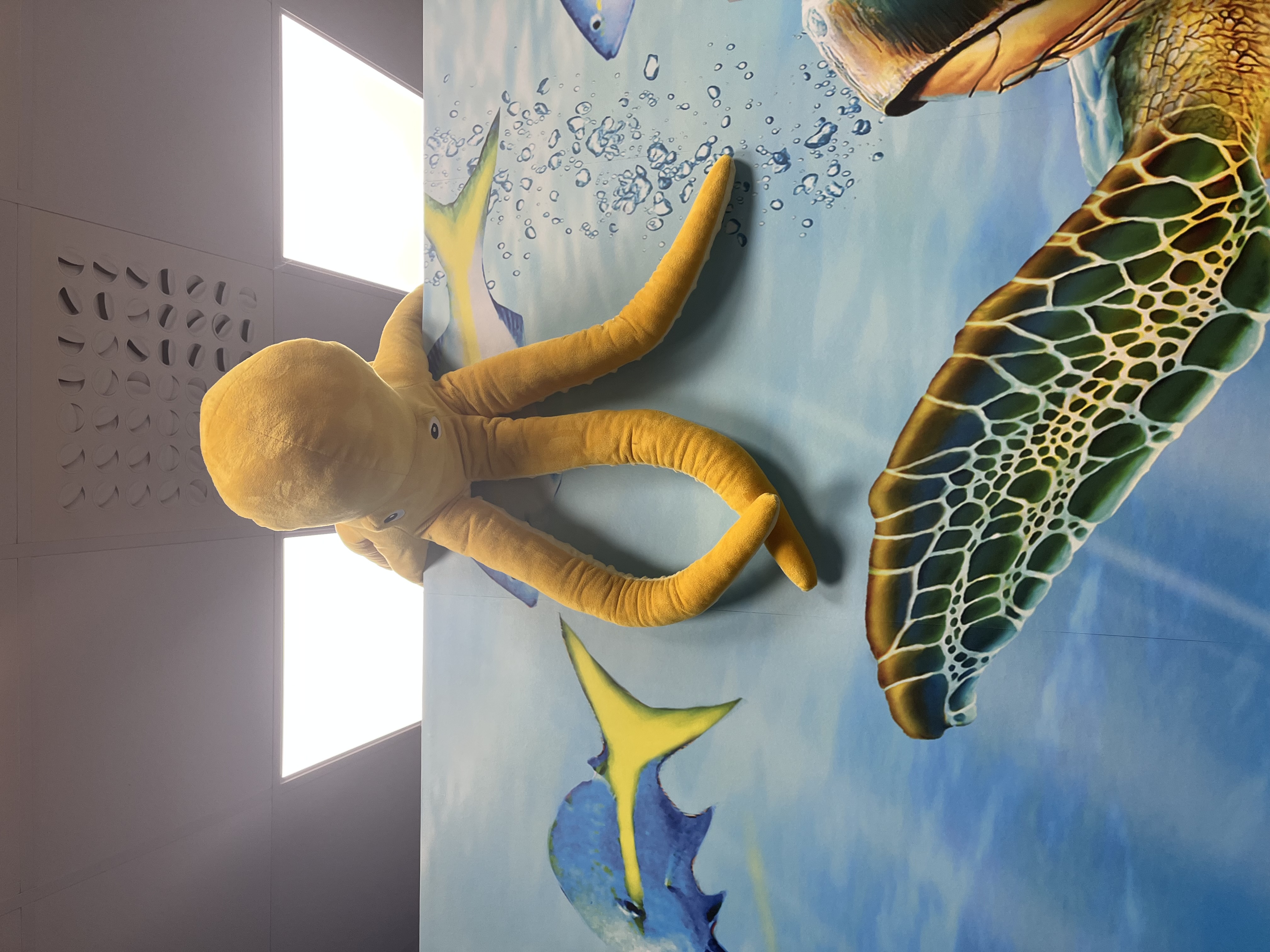 En lekefigur på et bord