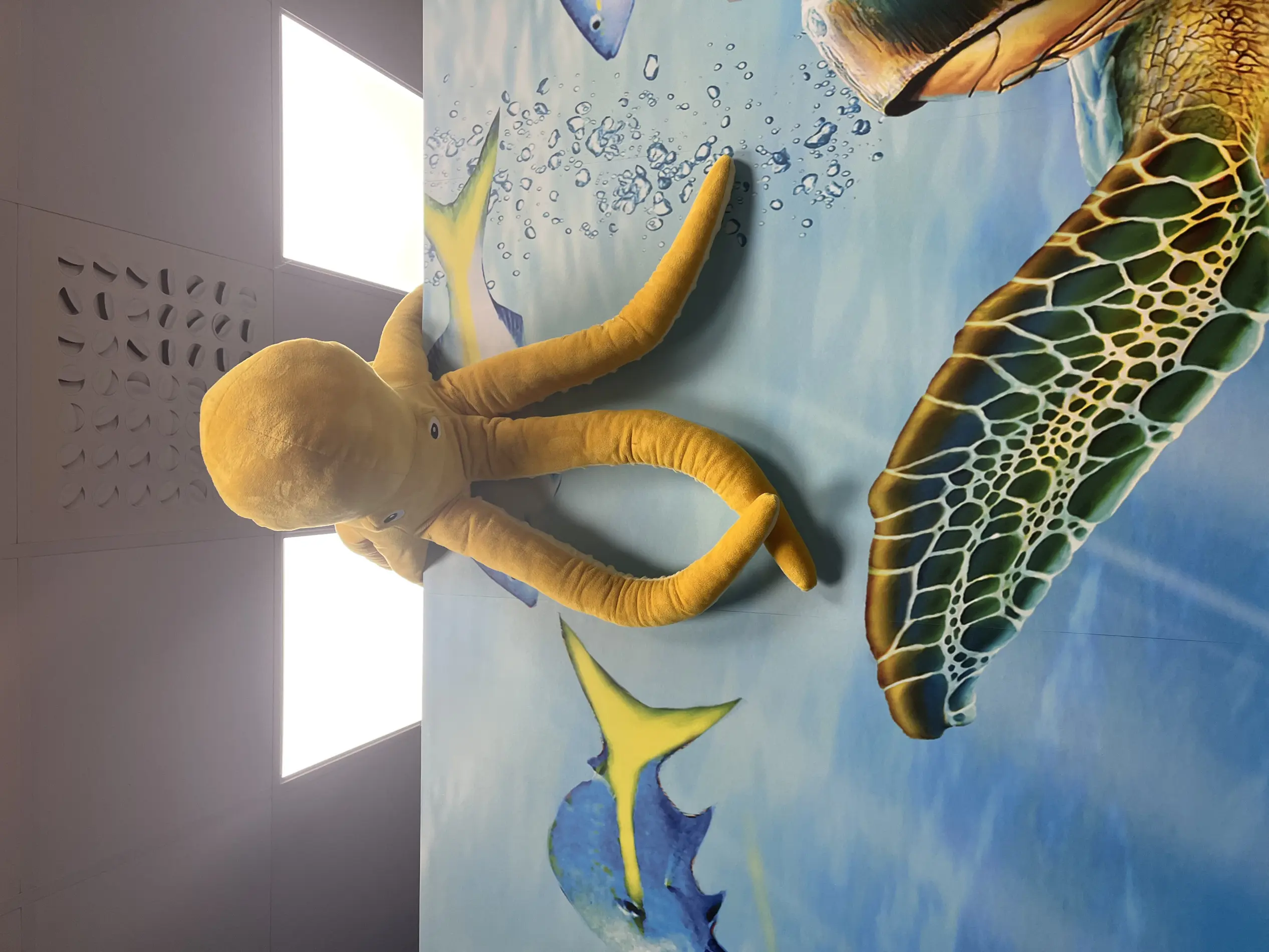 En lekefigur på et bord