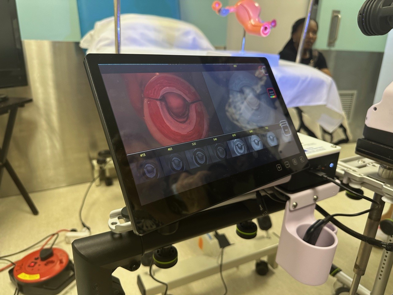 En dataskjerm på et bord