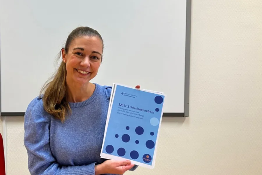 En kvinne som holder en brosjyre