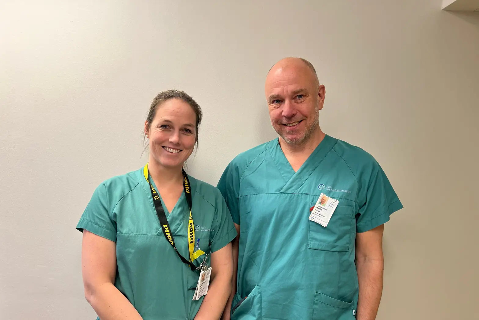 En mann og en kvinne som smiler