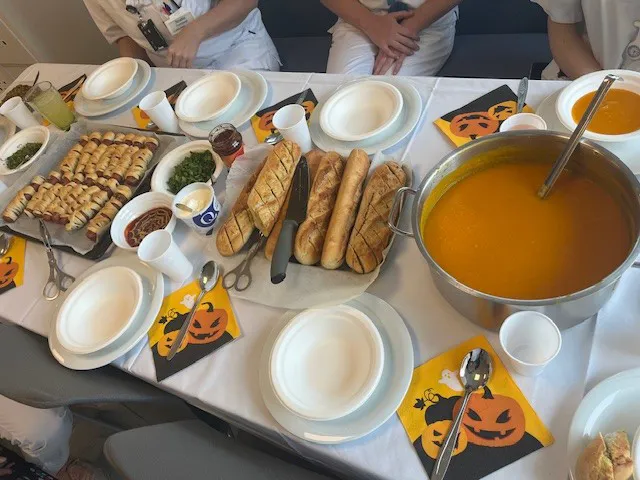 Et bord fullt av mat