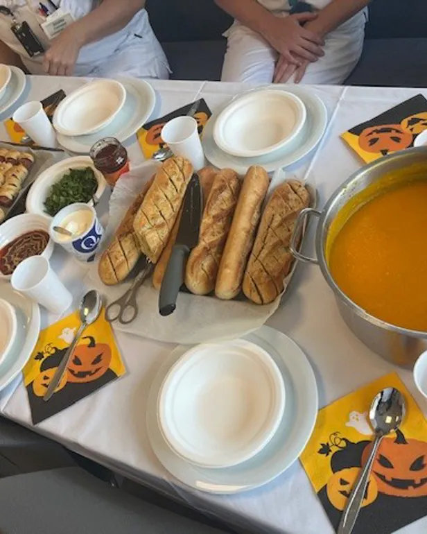 Et bord fullt av mat