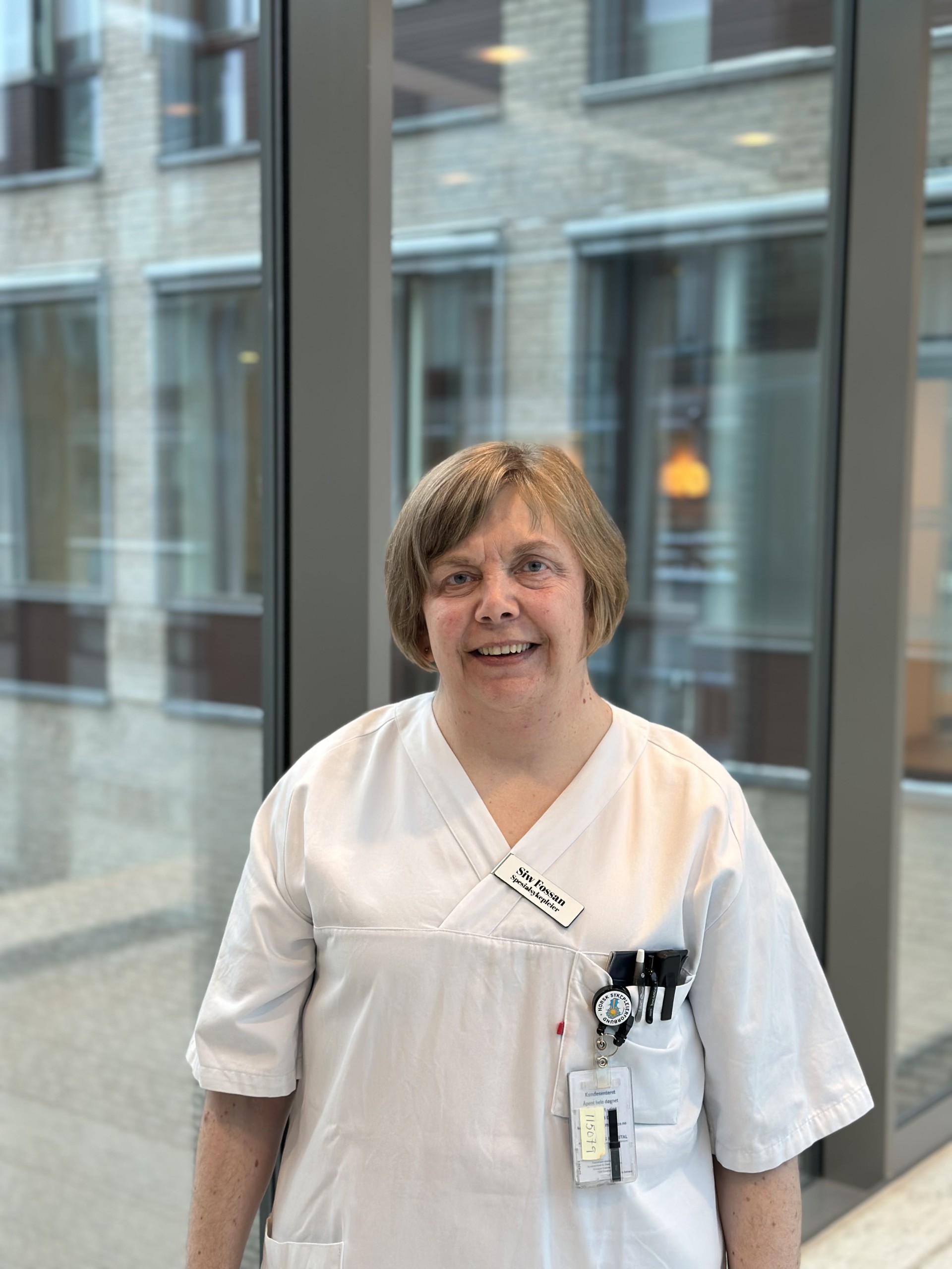 En sykepleier iført hvit skjorte