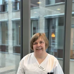 En sykepleier iført hvit skjorte